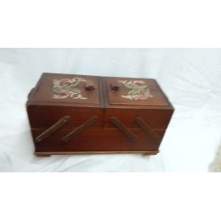 Costurero sobre mesa